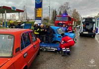 Київська область: рятувальники надали допомогу чоловіку, який внаслідок ДТП не міг самотужки вибратись з авто