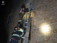 Чернівецький район: під час пожежі в будинку вогнеборці врятували 3 людей