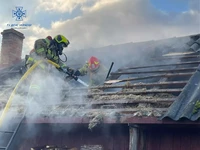 Львівський район: працівники місцевої пожежної команди та професійні вогнеборці врятували житловий будинок від знищення вогнем