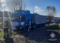 Львівський район: рятувальники виймали водія з деформованої кабіни вантажівки