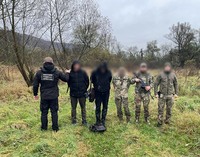 (ВІДЕО) Поблизу кордону зі Словаччиною з пострілами затримали групу правопорушників та їхнього переправника-іноземця