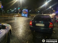 У Миколаєві слідчі поліції встановлюють обставини автопригоди, в якій травмувався водій легковика