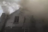 Дніпровський район: рятувальники загасили палаючий двоповерховий будинок