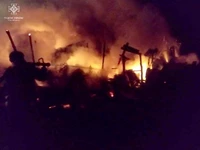 Шосткинський район: приборкуючи пожежу, яку спричинив ворожий удар, вогнеборці запобігли масштабному загорянню в житловому секторі
