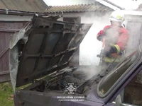 В приватному господарстві Вараського району рятувальники ліквідували пожежу в легковику