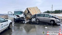 Травмувались дві пасажирки та водій мікроавтобуса - у Вознесенському районі поліцейські розслідують обставини автопригоди за участі трьох автомобілів