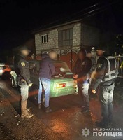 На Тячівщині поліція затримала двох зловмисників за вчинення хуліганських дій