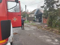 Берегівські рятувальники ліквідували пожежу в надвірній споруді та врятували від вогню сусідній житловий будинок