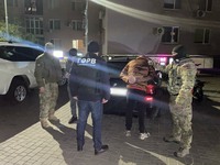 (ВІДЕО) В Одесі правоохоронці викрили канал незаконного переправлення осіб в Молдову