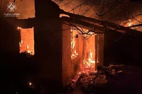 Дніпровські рятувальники загасили палаючий будинок