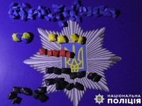 На Полтавщині слідчі поліції вилучили 76 наркозакладок у неповнолітньої дівчини