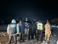 (ВІДЕО) Трьох молодих «бізнесменів» викрили на Закарпатті оперативники Мукачівського загону