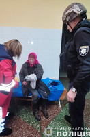 Внаслідок обстрілу прикордоння поранено цивільну жінку: поліцейські Новгород-Сіверщини евакуювали потерпілу до лікарні