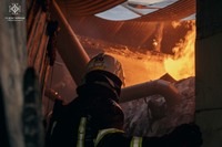 Хмельницькі рятувальники ліквідували масштабну пожежу у господарчій споруді