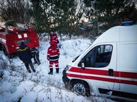 Київська область: рятувальники допомогли «швидкій» вибратись із снігового замету