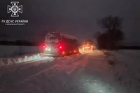 Рятувальники продовжують допомагати громадянам, які опинилися у сніговій пастці