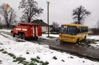 Кременчуцький район: рятувальники відбуксирували шкільний автобус на безпечну ділянку дороги