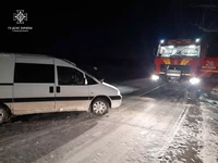 Яворівський район: рятувальники надали допомогу водію автомобіля, який з'їхав у кювет