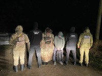(ВІДЕО) По 3 тисячі доларів з особи: прикордонники затримали двох чоловіків поблизу кордону на Одещині