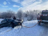 Поблизу Ходорова рятувальники відбуксирували автомобіль з кювету