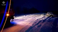 Сумська область: рятувальники допомогли родині з дітьми, автівка якої потрапила у сніговий замет