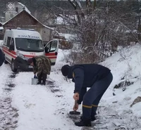 Упродовж доби рятувальники області вилучили зі снігових заметів 7 транспортних засобів, з яких 2 «карети» швидкої допомоги