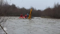 Рятувальники врятували двох людей з трактора, що впав у річку