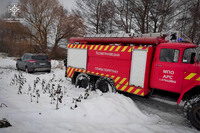 Бійці місцевої пожежної охорони відбуксирували автомобіль який застряг у снігу
