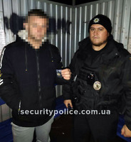 Поліцейські охорони Запоріжжя затримали молодика із забороненою речовиною