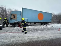 Рятувальники деблокували вантажівку з дорожнього відбійника на трасі Київ-Чоп