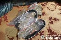 Поліцейські викрили домашнього кривдника у зберіганні наркотиків