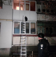 Поліцейські охорони Кременчука затримали злодія, що проник до квартири по драбині