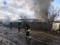 Ворог продовжує цинічно обстрілювати прикордоння Харківщини, спричиняючи пожежі в житлі звичайних людей