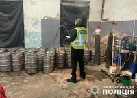 На Дніпропетровщині поліцейські ліквідували масштабне підпільне виробництво алкоголю з мільйонними прибутками