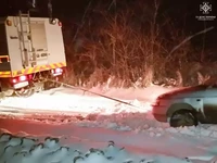 Миколаївська область: рятувальники надали допомогу водіям, транспортні засоби яких застрягли на непрохідних ділянках дороги