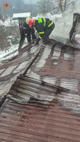 Ужгородські рятувальники загасили пожежу, що охопила житловий будинок