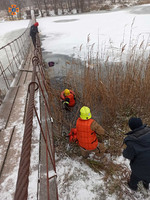Полтавський район: рятувальники витягли жінку з крижаної води річки
