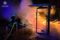 М. Дніпро: вогнеборці ліквідували пожежу на зупинці громадського транспорту