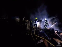 Тячівські рятувальники ліквідували пожежу на території дворогосподарства