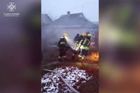 У Кривому Розі під час ліквідації пожежі вогнеборці врятували двох чоловіків