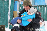 На Чернігівщині поліцейські евакуювали родину з шістьма дітьми з обстрілюваного прикордонного села