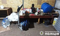 Понад 2 тонни «елітних» напоїв: у Житомирі поліцейські викрили цех з виготовлення фальсифікату