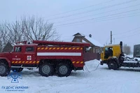 Чернігівщина: рятувальники надають допомогу громадянам, які опинились у сніговій пастці