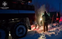 Сумська область: рятувальники вивільнили із снігового замету фуру та мікроавтобус в якому знаходились школярі