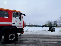 Сумська область: рятувальники допомогли вивільнити зі снігових заметів 13 транспортних засобів, врятовано 22 людини, з них одна дитина