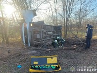 У Миколаївському районі поліцейські встановлюють обставини ДТП, у якій загинув водій вантажівки