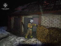 Сумська область: рятувальники спільно з місцевими пожежними командами приборкали загоряння житлового будинку, яке ледь не призвело до трагедії