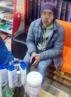 Намагався винести з супермаркету товару на кругленьку суму: поліція охорони Дніпра затримали крадія
