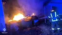 Хмельницькі вогнеборці ліквідували пожежу в автомобілі
