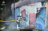 Полтава: рятувальники ліквідували пожежу у металевому вагончику